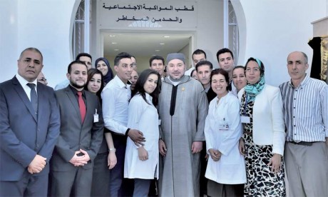 11 juillet 2015 : S.M. le Roi Mohammed VI procède, au quartier Beni Makada à Tanger, à l’inauguration d'un Centre d’addictologie.