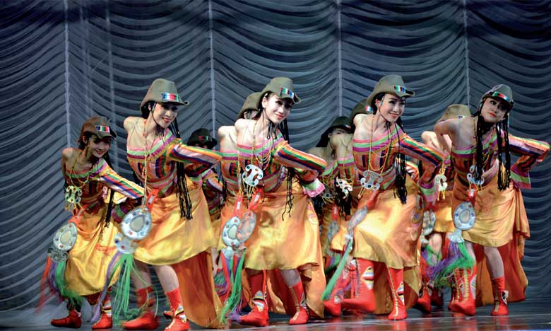 La troupe de Shanghai de chant  et de danse émerveille le public gadiri