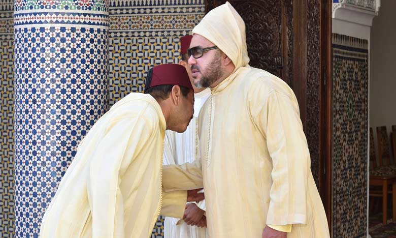 S.M. le Roi, Amir Al-Mouminine, accomplit la prière de l'Aïd Al-Adha à la mosquée Ahl Fès à Rabat et reçoit les vœux en cette heureuse occasion