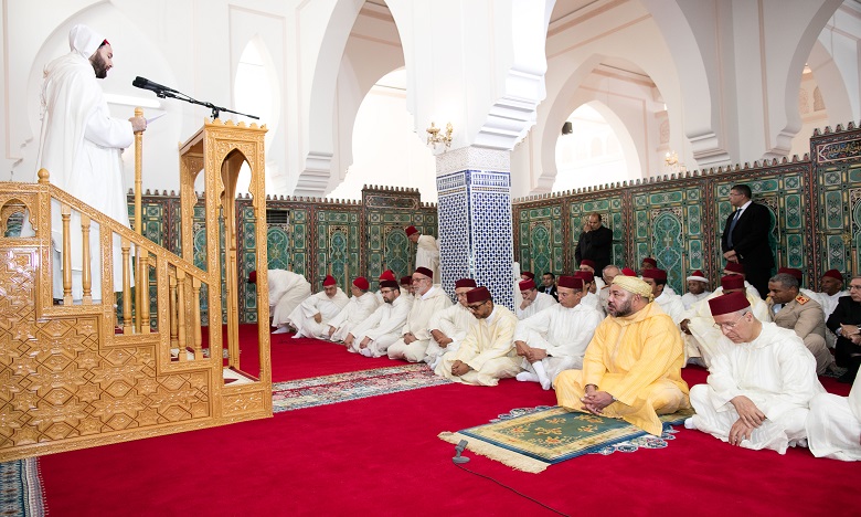 Sa Majesté le Roi, Amir Al Mouminine, accomplit la prière du vendredi à la mosquée Abou Obeïda Ibn Al Jarrah à Tanger