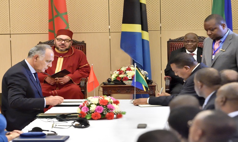 Sa Majesté le Roi Mohammed VI et le Président tanzanien John Pombe Magufuli président la cérémonie de signature de 22 conventions et accords bilatéraux