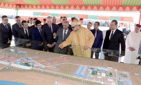 5 février 2016 : S.M. le Roi Mohammed VI procède, au site Phosboucraâ dans la commune urbaine  Al-Marsa (province de Laâyoune), au lancement du projet de réalisation du complexe industriel  intégré de production d’engrais.