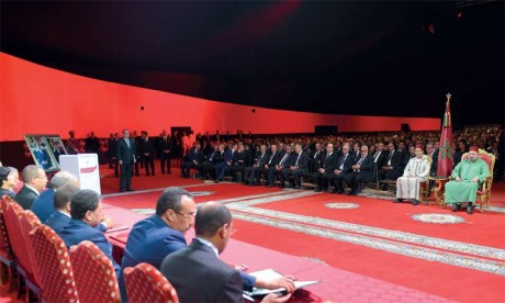 7 novembre 2015 : S.M. le Roi préside à Laâyoune la cérémonie de lancement du nouveau modèle de développement des provinces du Sud.