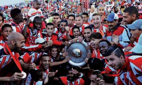Explosion de joie des joueurs du Fath de Rabat après leur sacre en championnat.  