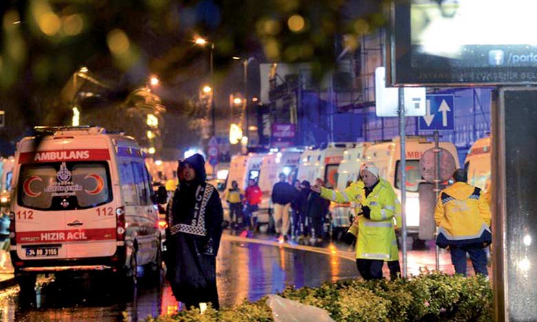 Le groupe EI revendique l'attentat d'Istanbul,  l'assaillant toujours traqué