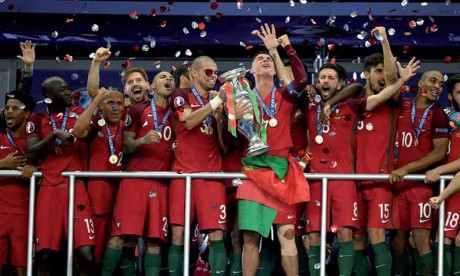 Le Portugal soulève son premier trophée