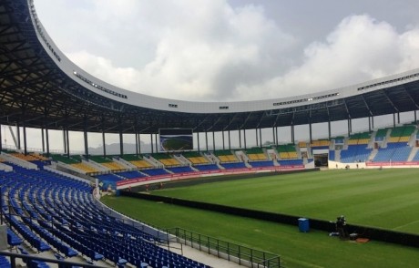 Fruit de la coopération sino-gabonaise, le stade est un petit miracle, construit en moins de 2 ans et peut accueillir 22.500 spectateurs, dans de très bonnes conditions. Ph : DR