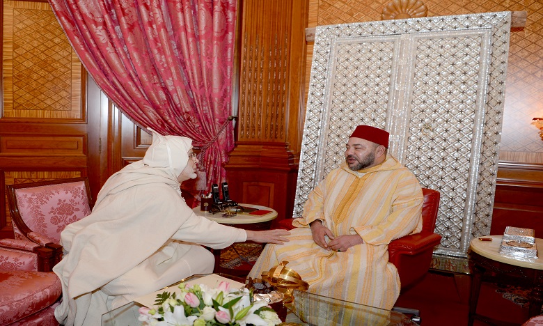 S.M. le Roi reçoit M. Jamal Eddine Al Boutchichi Al Qadiri qui a présenté au Souverain les condoléances suite au décès de son père Cheikh Hamza Al Qadiri