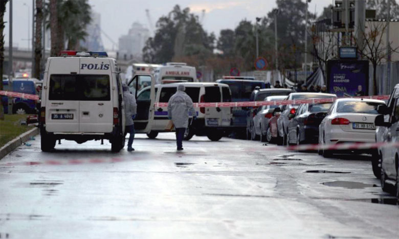 Hommage aux morts d'Izmir, l'assaillant d'Istanbul toujours recherché