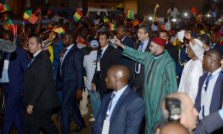 Les habitants de Conakry réservent un accueil chaleureux à S.M. le Roi, à la hauteur de l'amitié séculaire maroco-guinéenne