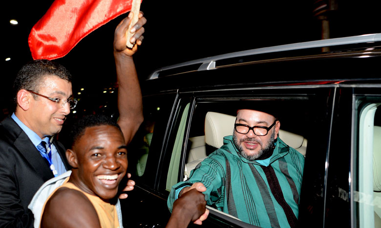 Les habitants de Conakry réservent un accueil chaleureux à S.M. le Roi, à la hauteur de l'amitié séculaire maroco-guinéenne