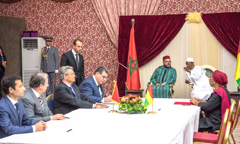 S.M. le Roi et le Chef de l’État guinéen président la cérémonie de signature de huit accords de coopération bilatérale