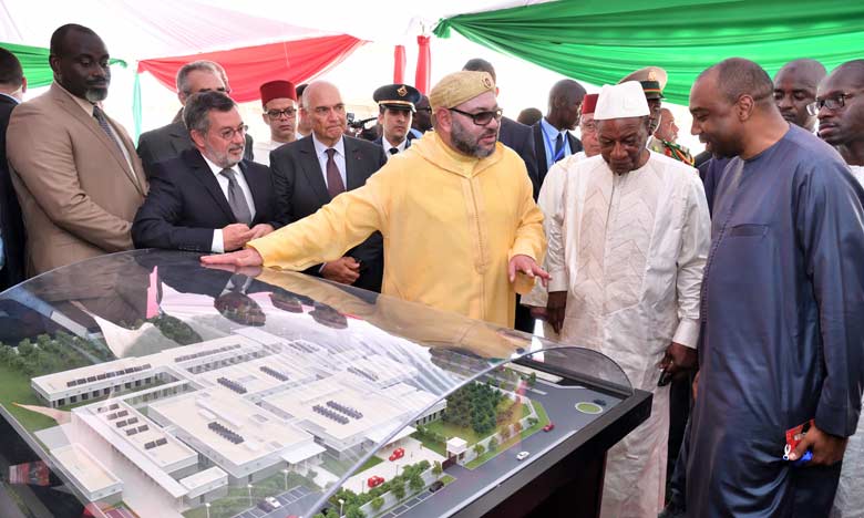 Sa Majesté le Roi Mohammed VI et le Président guinéen visitent le chantier de construction du complexe de formation professionnelle à Conakry