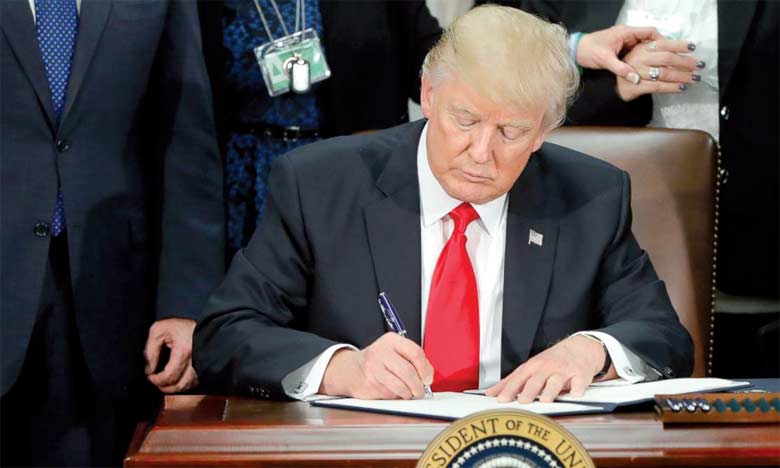 Donald Trump signe un décret migratoire atténué