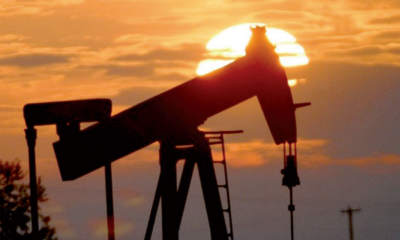 La production pétrolière se maintient malgré la baisse des cours