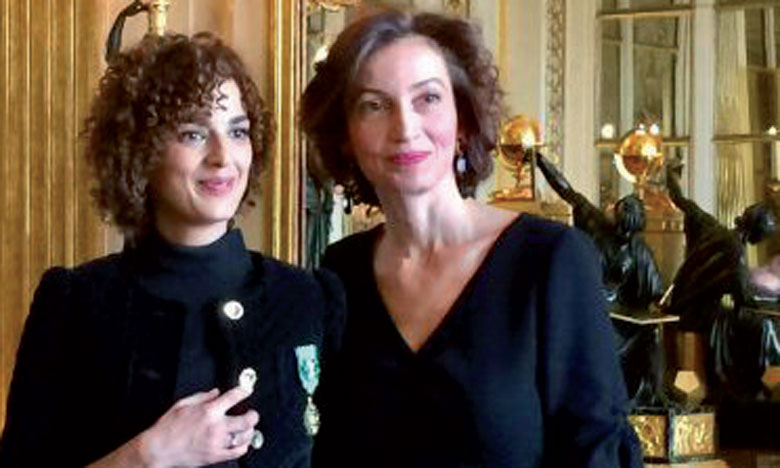 La romancière franco-marocaine Leila Slimani  décorée des insignes d'Officier des Arts et des Lettres
