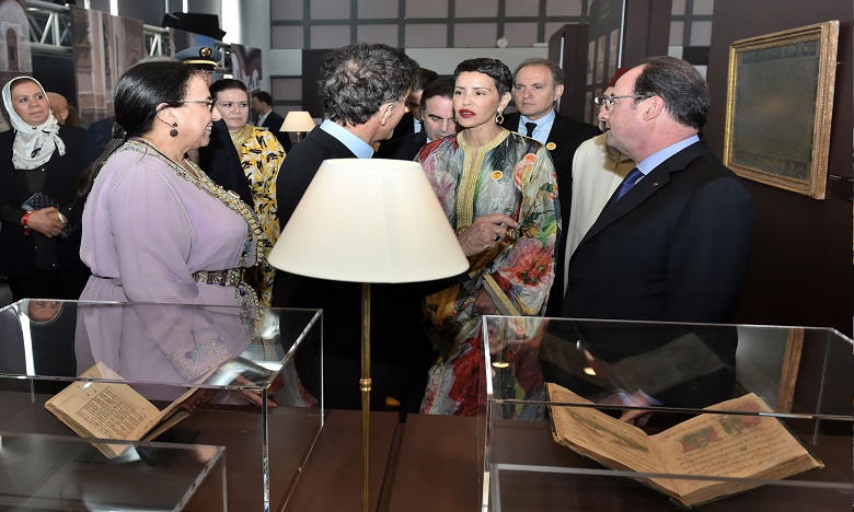 S.A.R. la Princesse Lalla Meryem et le Président français président à Paris le vernissage de l'exposition «Splendeurs de l’écriture au Maroc, manuscrits rares et inédits»