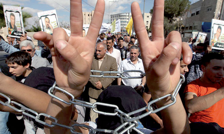 Quelque 1.300 Palestiniens détenus  par Israël en grève de la faim