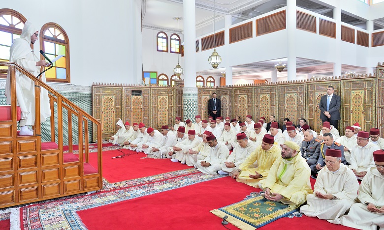 Amir Al Mouminine accomplit  la prière du vendredi à la mosquée Moulay Idriss 1er à Casablanca