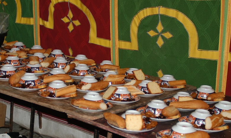 La Garde royale distribue les repas du "Ftour" au profit des familles nécessiteuses