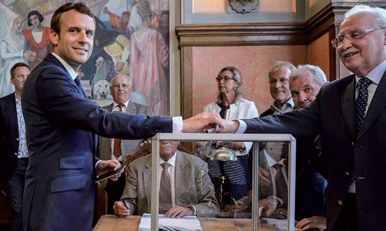 Large majorité en vue pour Macron,  défaite historique du PS
