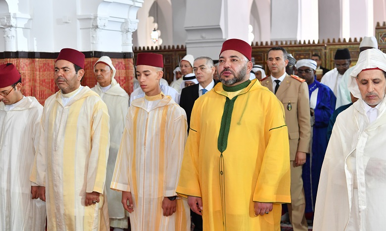 S.M. le Roi, Amir Al-Mouminine, accomplit la prière de l'Aïd Al-Fitr à la Mosquée Al-Mohammadi à Casablanca et reçoit les vœux en cette heureuse occasion