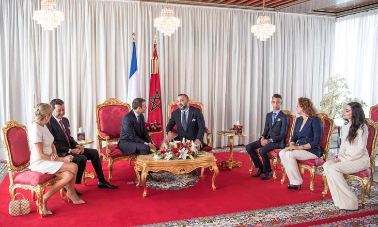Sa Majesté le Roi Mohammed VI s'entretient avec le Président français Emmanuel Macron