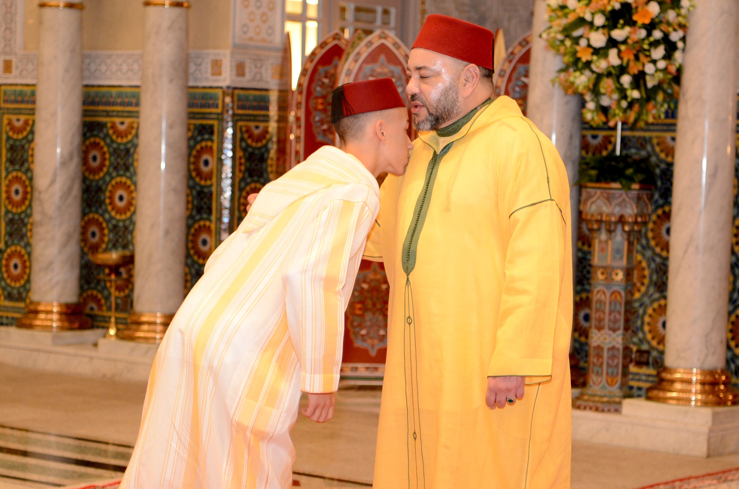 S.M. le Roi, Amir Al-Mouminine, accomplit la prière de l'Aïd Al-Fitr à la Mosquée Al-Mohammadi à Casablanca et reçoit les vœux en cette heureuse occasion