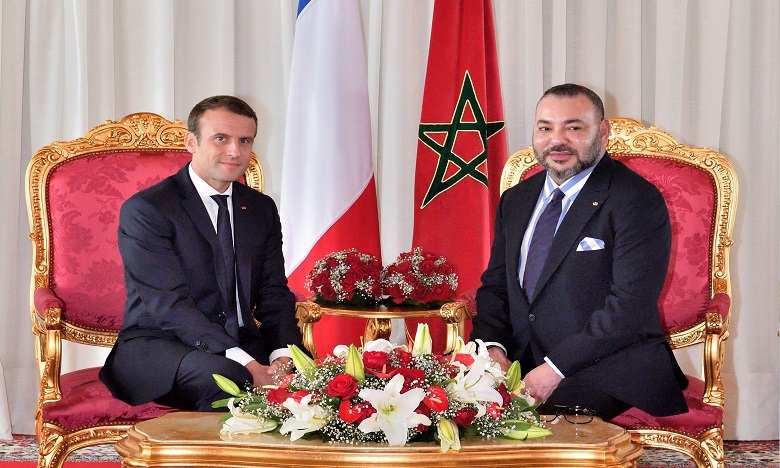 Sa Majesté le Roi Mohammed VI s'entretient avec le Président français Emmanuel Macron