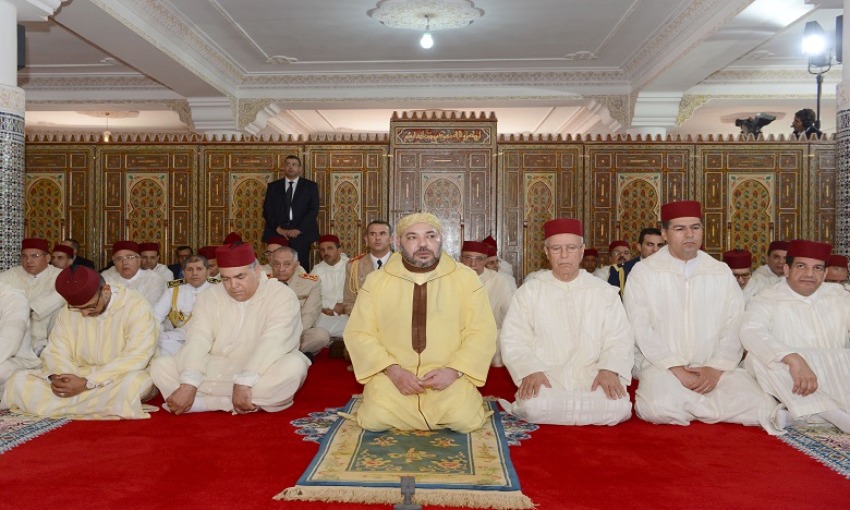 S.M. le Roi, Amir Al Mouminine, accomplit la prière du vendredi à la Mosquée Bab Assalam à Casablanca