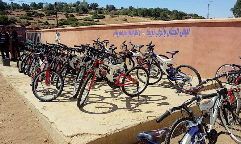 Le Rotaract Club distribue des vélos à de jeunes collégiens à Inmintlit
