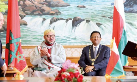 21 novembre 2016 : S.M. le Roi Mohammed VI et le Président de la République de Madagascar, M. Hery Rajaonarimampianina, ont présidé, à Antananarivo, la cérémonie de signature de vingt-deux conventions et accords de coopération bilatérale, dont un mém