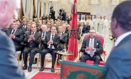 15 mai 2017 : S.M. le Roi Mohammed VI a présidé, à Rabat, la cérémonie de signature d’accords relatifs au projet du Gazoduc Nigeria-Maroc et à la coopération maroco-nigériane dans le domaine des engrais.Ph. MAP