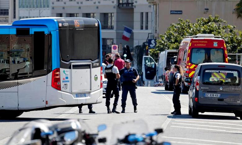Un véhicule fonce sur deux abribus à Marseille faisant un mort 
