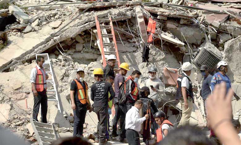 Un séisme fait plus de 200 morts, des élèves ensevelis sous leur école