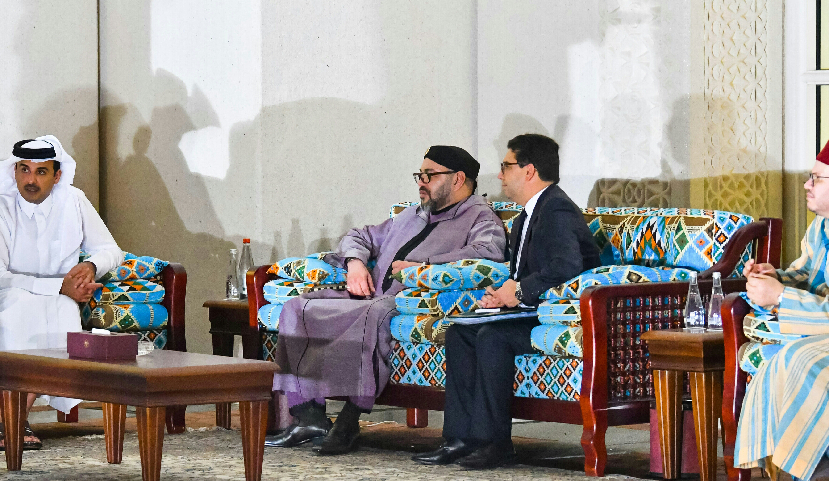 S.M. le Roi Mohammed VI s'entretient à Doha avec l’Emir du Qatar