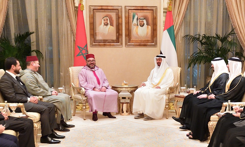 Rencontre à Abou Dhabi entre S.M. le Roi et S.A. Cheikh Mohammed Ben Zayed Al-Nahyane, Prince Héritier d'Abou Dhabi, Commandant suprême adjoint des Forces armées de l'État des Émirats arabes unis