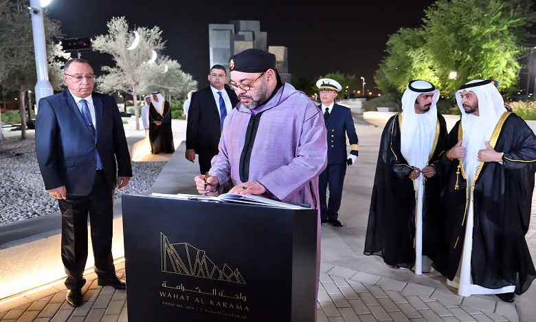 Sa Majesté le Roi Mohammed VI visite «Wahat Al Karama» à Abou Dhabi et dépose une gerbe de fleurs au Mémorial du martyr