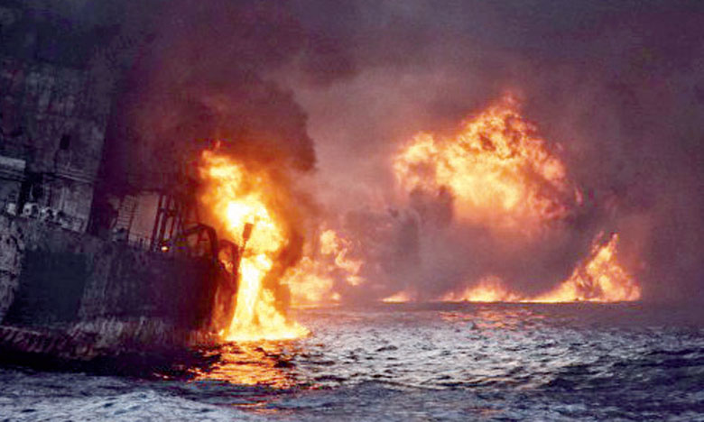 La catastrophe écologique menace après le naufrage d'un pétrolier 