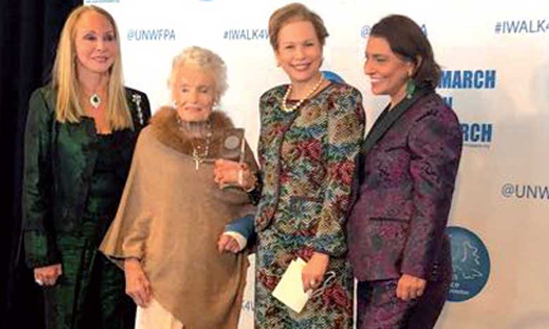 Lalla Joumala Alaoui remet à Mme Eve Branson le Prix de l'Association des femmes des Nations unies pour la paix 2018