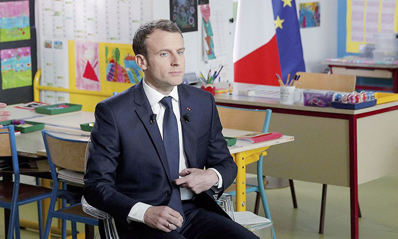 Emmanuel Macron défend  son action