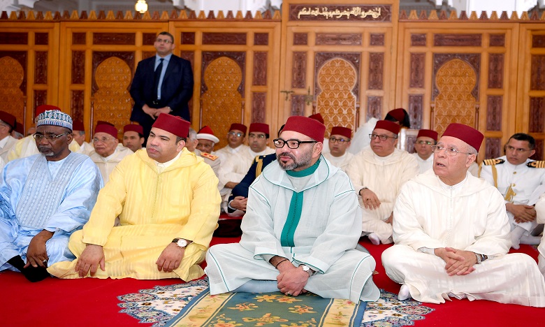 S.M. le Roi, Amir Al Mouminine, accomplit la prière du Vendredi à la mosquée Son Altesse la Princesse Lalla Latifa à Salé