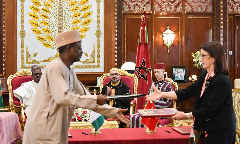 S.M. le Roi et le Chef de l'Etat nigérian président la cérémonie de signature de trois accords de coopération bilatérale, dont un relatif au projet stratégique du Gazoduc