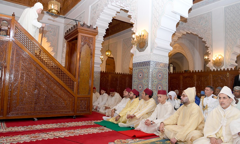 S.M. le Roi accomplit la prière de l’Aïd Al-Fitr et reçoit les vœux en cette heureuse occasion