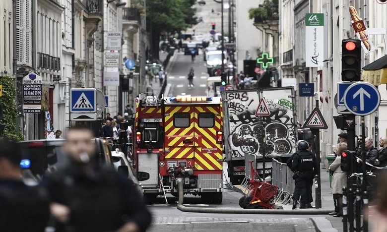 Paris: Deux personnes prises en otage 
