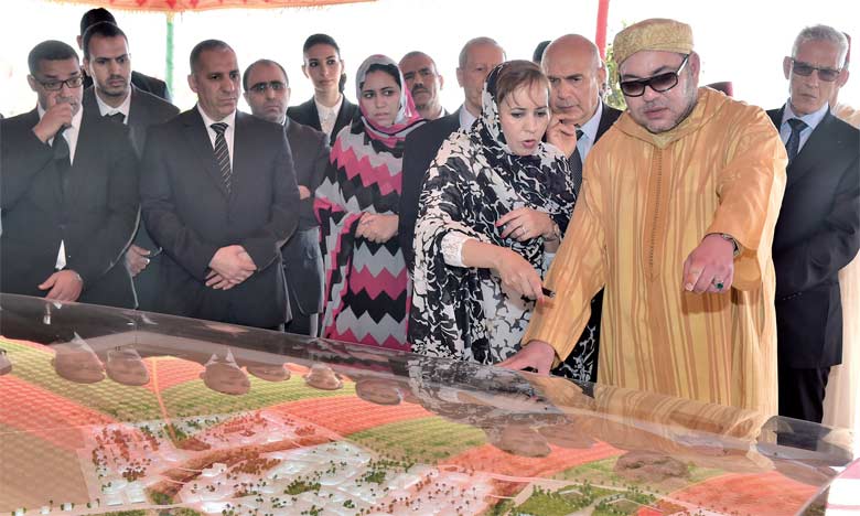 S.M. le Roi Mohammed VI a procédé, le 5 février 2016 à Laâyoune, au lancement des travaux de réalisation de la technopôle Foum El Oued, une cité du savoir et de l’innovation  au service du développement des provinces du Sud. Ph. MAP