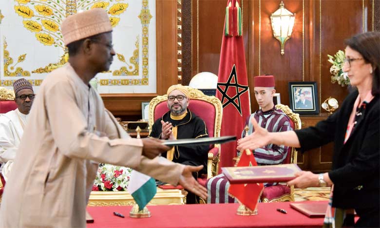 S.M. le Roi Mohammed VI et le président du Nigéria, S.E.M. Muhammadu Buhari, avaient présidé, le 10 juin 2018 à Rabat, la cérémonie de signature de trois accords de coopération bilatérale, dont un relatif au projet stratégique du Gazoduc Nigeria-Maroc. Ph. MAP