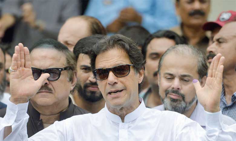 L'ex-champion de cricket Imran Khan  revendique la victoire aux législatives
