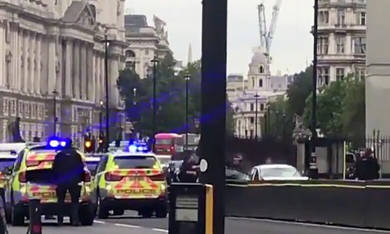 Une voiture fonce sur les barrières de sécurité du Parlement à Londres, plusieurs blessés