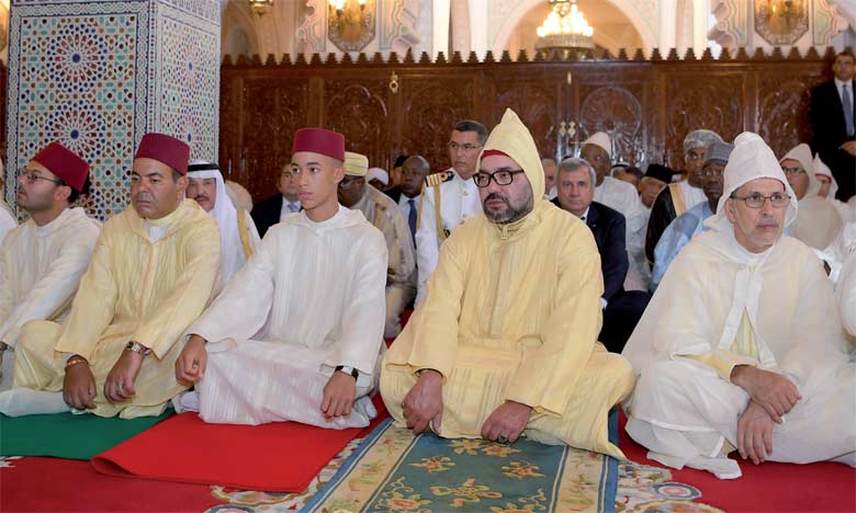 S.M. le Roi, Amir Al-Mouminine, accomplit la prière de l'Aïd Al-Adha à la mosquée Ahl Fès à Rabat et reçoit les voeux en cette heureuse occasion
